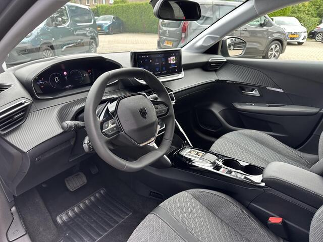 Peugeot 208 1.2 Hybrid 110 PK Allure Automaat | 2025 Demonstratie Auto | Hybride Automaat | Navigatie | 360 Graden Camera | Stoelverwarming | Climate Control | Cruise Control | Parkeersensoren V+A | LED Verlichting | Draadloze Apple Carplay / Android Auto | 16" Licht