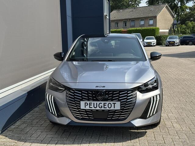 Peugeot 208 1.2 Hybrid 110 PK GT Automaat | Meest Complete Uitvoering | Glazen Panoramadak | Navigatie | 360 Graden Camera | Dode Hoek Detectie | Climate Control | Keyless Entry & Start | Cruise Control | Sportstoelen | 17" Lichtmetalen Velgen | Full LED Verlichting 