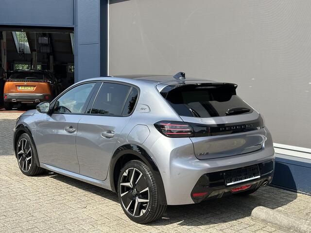 Peugeot 208 1.2 Hybrid 110 PK GT Automaat | Meest Complete Uitvoering | Glazen Panoramadak | Navigatie | 360 Graden Camera | Dode Hoek Detectie | Climate Control | Keyless Entry & Start | Cruise Control | Sportstoelen | 17" Lichtmetalen Velgen | Full LED Verlichting 
