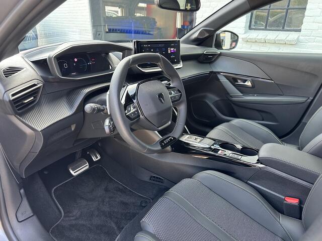 Peugeot 208 1.2 Hybrid 110 PK GT Automaat | Meest Complete Uitvoering | Glazen Panoramadak | Navigatie | 360 Graden Camera | Dode Hoek Detectie | Climate Control | Keyless Entry & Start | Cruise Control | Sportstoelen | 17" Lichtmetalen Velgen | Full LED Verlichting 