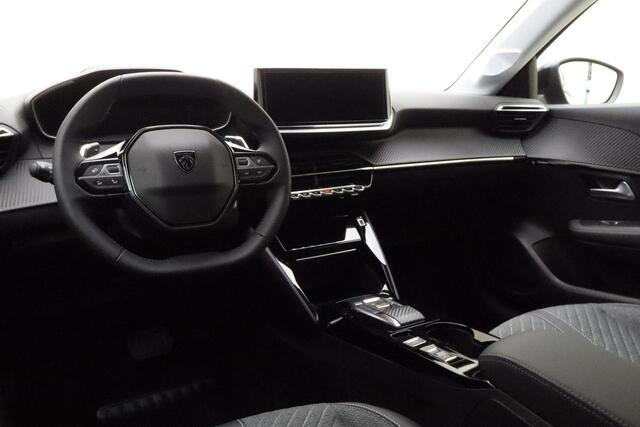 Peugeot 208 1.2 Hybrid 110 e-DCS6 Allure | AUTOMAAT | Navigatie | Dodehoek Detectie | Parkeer Sensoren Rondom | Airco | Lichtmetalen Velgen |