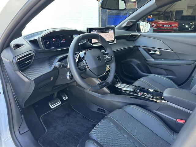 Peugeot 208 1.2 Hybrid 110 PK GT Automaat | Glazen Panoramadak | Navigatie Via Telefoon | Parkeercamera | Climate Control | Keyless Entry & Start | Cruise Control | Sportstoelen | 17" Lichtmetalen Velgen | Full LED Verlichting | Dakspoiler |