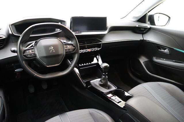 Peugeot 208 1.2 PureTech Allure | Navigatiesysteem full map | Cruise Control | Apple Carplay/Android Auto | Achteruitrijcamera & Parkeersensoren | 17" LM velgen Jordaan incl plaatsvervangend reservewiel | Achterste ruiten extra getint | Trekhaak