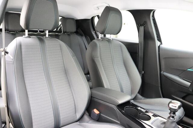 Peugeot 208 1.2 PureTech Allure | Navigatiesysteem full map | Cruise Control | Apple Carplay/Android Auto | Achteruitrijcamera & Parkeersensoren | 17" LM velgen Jordaan incl plaatsvervangend reservewiel | Achterste ruiten extra getint | Trekhaak