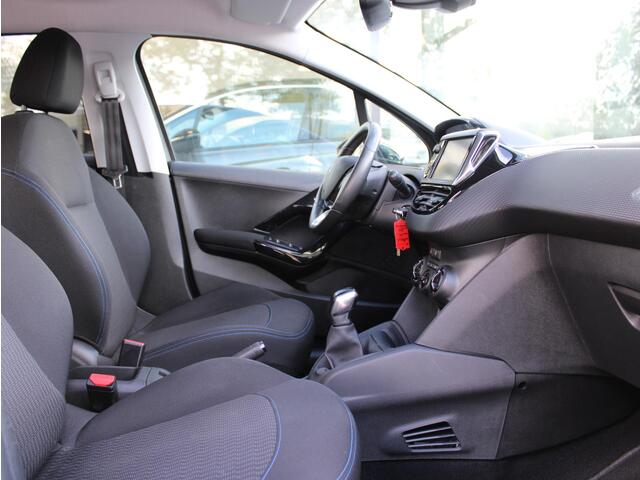 Peugeot 208 1.2 PureTech Signature | Navi / Airco / Trekhaak