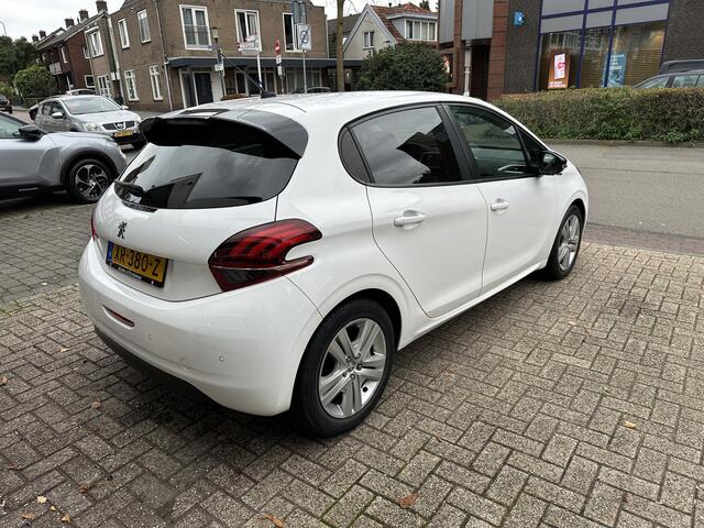 Peugeot 208 1.2 PureTech Signature All-in Prijs Cruise/Parkeer sensoren/Navi/Apple Carplay, Android auto