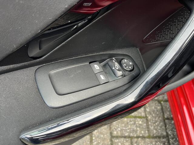 Peugeot 208 1.2 PureTech Signature 83 pk | Airco | Cruise control | Parkeersensoren | Navigatie | App-connect