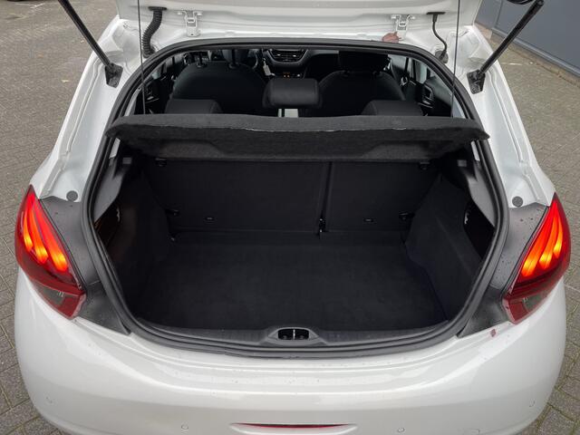 Peugeot 208 82pk Allure (Camera - Automatische Airco - Apple Carplay - Navigatie - Parkeersensoren - Lichtmetalen velgen incl 4S)