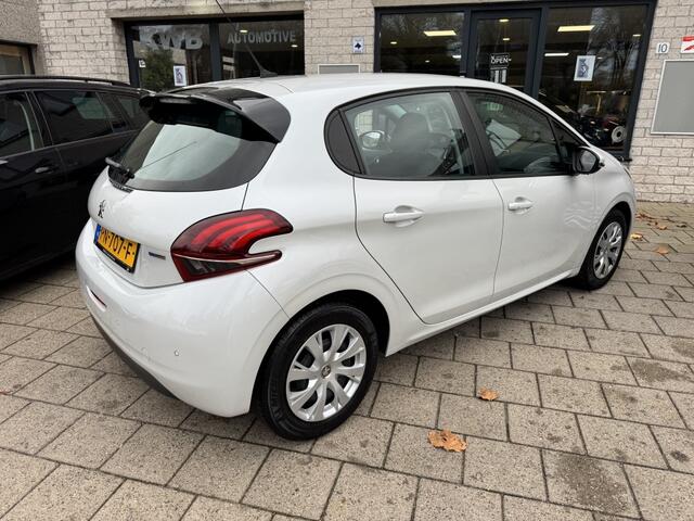 Peugeot 208 1.2 PureT. Parelmoer wit Navi Distri VV