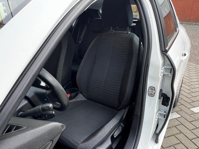 Peugeot 208 1.2 PureTech Blue Lease Active / Airco / Navigatie / Apple Carplay / Achteruitrijdcamera / Park Sensors / 16"LM Velgen / Cruise Control / 1e Eigenaar!