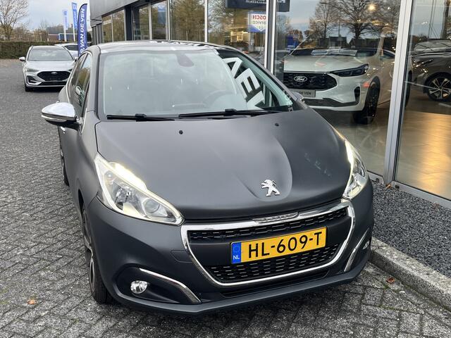 Peugeot 208 1.2 PureTech Première | Matte lak | Afneembare trekhaak | Panoramadak | Camera | Carplay | Navi | etc. etc.