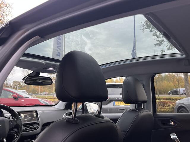 Peugeot 208 1.2 PureTech Première | Matte lak | Afneembare trekhaak | Panoramadak | Camera | Carplay | Navi | etc. etc.