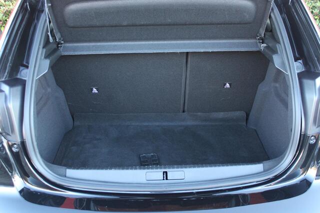 Peugeot 208 Hybrid 110PK e-DCS6 ALLURE | NAVIGATIE | DRAADLOZE APPLE CARPLAY/ANDROID AUTO | DAB+ RADIO | CLIMATE CONTROL | ADAPTIVE CRUISE CONTROL | VERKEERSBORDEN HERKENNING | ACHTERUITRIJ CAMERA | LICHTMETALEN VELGEN 16" |