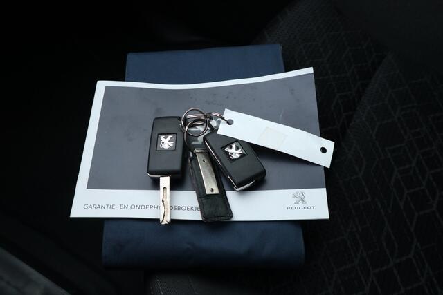 Peugeot 3008 1.2 PureTech Style | Navi | Trekhaak | Automatische Airco