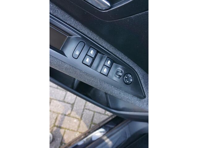 Peugeot 3008 1.2 PureTech Aut. Blue Lease Executive Trekhaak | Camera | Apple Carplay