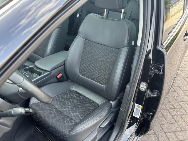 Peugeot 3008 1.2 PureTech Allure [ panodak,fm navi,camera,17``lmv,hud,pdc ]