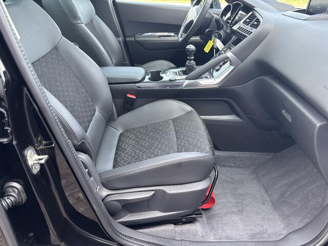 Peugeot 3008 1.2 PureTech Allure [ panodak,fm navi,camera,17``lmv,hud,pdc ]