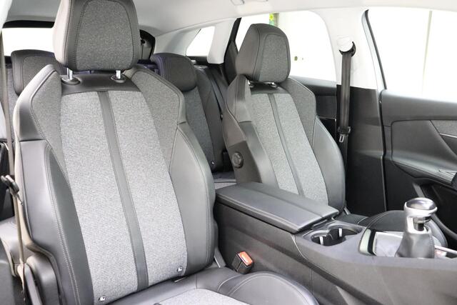 Peugeot 3008 1.2 PureTech Blue Lease Premium | Trekhaak | Elektrische kofferbak | Navigatie | Climate Control | Cruise Control | Parkeercamera/-sensoren | Keyless Enty/Start | Draadloze telefoonlader |