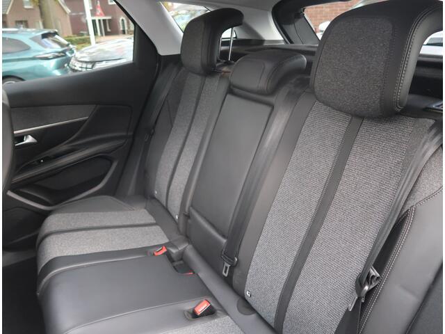 Peugeot 3008 130 Pk. Luxe Allure * Open Schuifdak * Trekhaak * Navigatie * Keyless Entry & Start Button * 19" L.M.Velgen * 1/2 Lederen Interieur * Vingerhoets; Vierde Generatie Eersteklas Service. Al meer dan 100 jaar een begrip in de Brbantse Kempen,