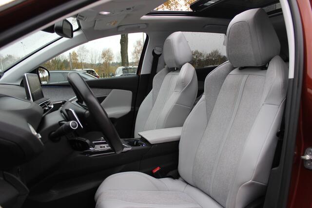 Peugeot 3008 1.2 PureTech Allure / Trekhaak / Panoramadak / Camera / Navigatie / 18'' / Half leder / CarPlay / Stoelverwarmign / Cruise Control