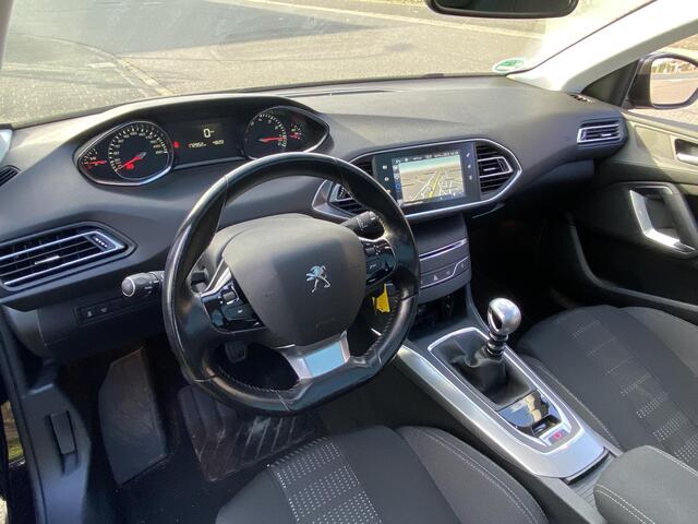 Peugeot 308 SW 1.2 PureTech Blue Lease Premium NL-auto met o.a. pano, navi, LED, camera, etc.
