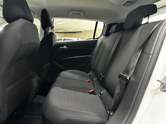 Peugeot 308 1.5 BlueHDi/ Facelift!/ 131pk!/ Apple + Android/ Navi/ Airco/ Cruise/ Elek. pakket/ Isofix/ Bluetooth/ Armsteun/ Multi. LEDER. Stuur/ Getint glas/ LED Dagrijverl.