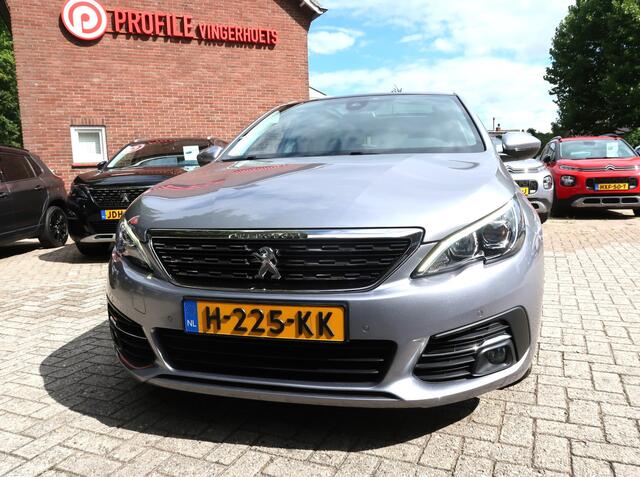 Peugeot 308 SW 130 Pk Premium Allure SW Benzine Zwart Lederen Bekleding * Elektrisch en Verwarmde Stoelen met Massage * Panoramadak * Achteruitrij Camera * Dodehoekdetectoren * L.M. Velgen * Navigatie * Climate & Cruise Control * Vingerhoets; Vierde Generatie Eerstek