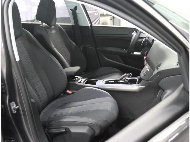 Peugeot 308 130PK Premium | AppleCarPlay/AndroidAuto | Glazendak | Navigatie | Cruise Control | Armsteun | Climate Control | Camera | Privacy Glass | Isofix |