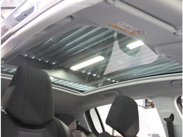 Peugeot 308 130PK Premium | AppleCarPlay/AndroidAuto | Glazendak | Navigatie | Cruise Control | Armsteun | Climate Control | Camera | Privacy Glass | Isofix |