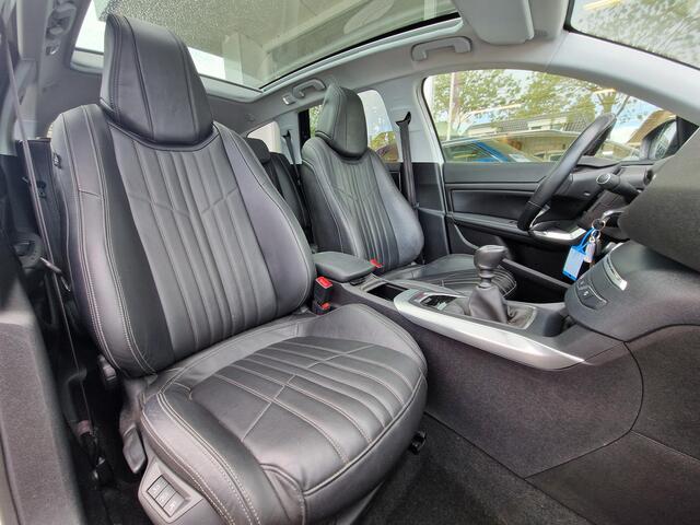 Peugeot 308 SW 1.2 PureTech Blue Lease Premium 110 PK | Vol Leder | Memorie + verwarmde Stoel | PDC V+A | Camera | Navigatie | Panorama Dak | Apple Carplay/Android Auto |