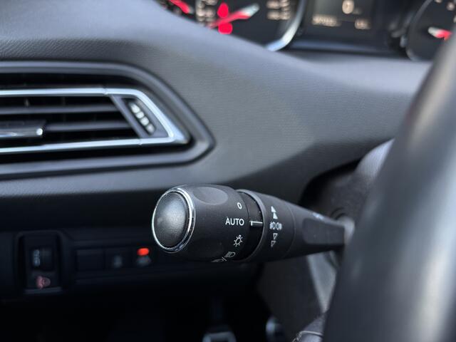 Peugeot 308 SW 1.2 PureTech Blue Lease Premium/ Panoramadak/ Trekhaak