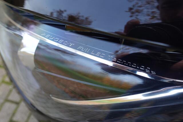 Peugeot 308 1.2 PureTech Blue Lease Premium | Pano | LED | PDC | ISOFIX |