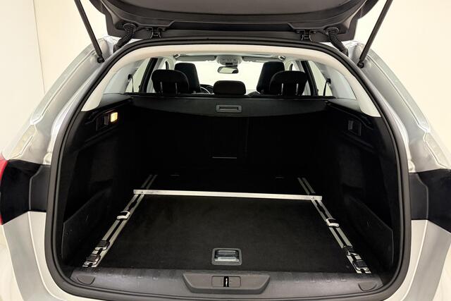 Peugeot 308 SW 1.2 PureTech Blue Lease Premium 130pk | Automaat | Climate Control | Panoramadak | Trekhaak | Parkeersensoren | Cruise Control | Lichtmetalen Velgen