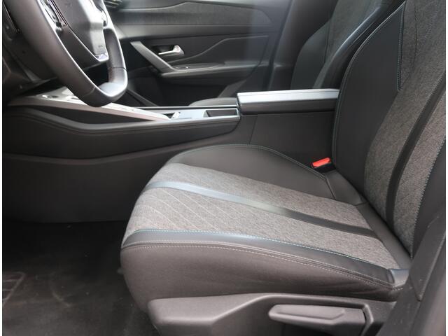 Peugeot 408 * 100% Benzine 130 Pk EAT8 * AUTOMAAT * Hele Mooie * Navigatie * Keyless Start * Camera * Climate & Cruise Control * L.M. Velgen * 1/2 Leder Interieur * Vingerhoets; Vierde Generatie Eersteklas Service !