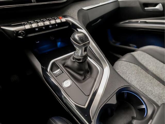 Peugeot 5008 1.2 PureTech Allure Sport 7 Persoons (APPLE CARPLAY, GROOT NAVI, 360 CAMERA, LEDER, SPORTSTOELEN, TREKHAAK, KEYLESS, CRUISE, DAB+, NIEUWSTAAT)