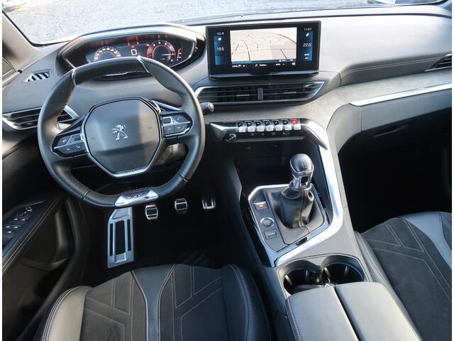 Peugeot 5008 130 Pk * Dikke GT * 7-Persoons * Super Luxe * Navigatie * Alcantara / Lederen Bekleding * Dodehoekbewakingsysteem * Achteruitrij Camera * Elektrisch bed. Achterklep * Adaptive Cruise & Climate Control * DAB Radio * Vingerhoets; Vierde Generatie Eerstekla