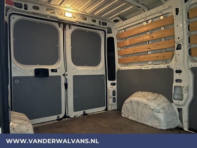 Peugeot BOXER 2.2 BlueHDi 120pk **BPM VRIJ voor de Ondernemer** L1H1 Euro6 Airco | Camera | Navigatie Trekhaak, Cruisecontrol, Parkeersensoren, Bijrijdersbank