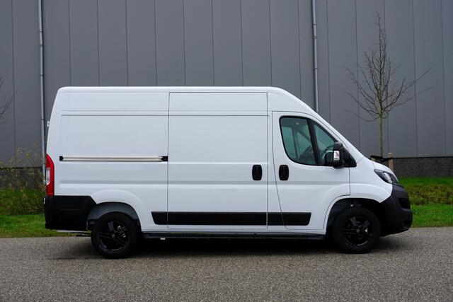 Peugeot BOXER 2.2 BlueHDi 140 L2H2 Nieuw |15 km |BPM vrij |Carplay |Achteruitrijcamera |Parkeersensoren |Bluetooth |Cruise control |EURO6D |Spiegels elektrisch inklap- en verstelbaar