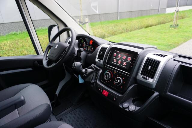 Peugeot BOXER 2.2 BlueHDi 140 L2H2 Nieuw |15 km |BPM vrij |Carplay |Achteruitrijcamera |Parkeersensoren |Bluetooth |Cruise control |EURO6D |Spiegels elektrisch inklap- en verstelbaar