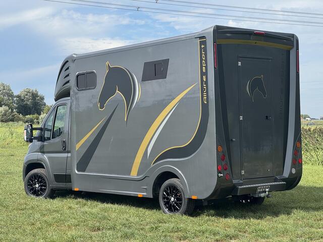 Peugeot BOXER Allure Sport Paardenwagen 2.2 HDI 165pk | 1640kg laadvermogen | 3-zitplaatsen | Trekhaak | Lederen bekleding | Navigatie | Climate | Videobewaking |
