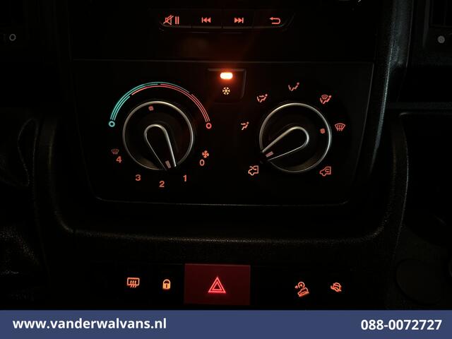Peugeot BOXER 2.2 BlueHDi 141pk Bakwagen Laadklep Euro6 Airco | Cruisecontrol | 985kg laadvermogen Bijrijdersbank
