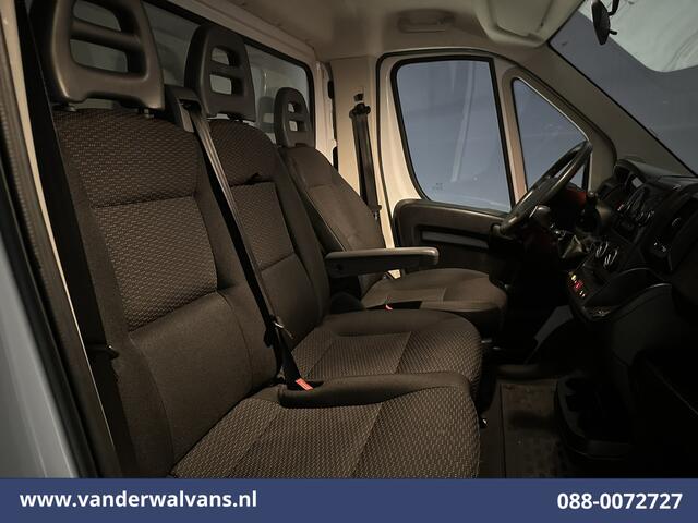 Peugeot BOXER 2.2 BlueHDi 141pk Bakwagen Laadklep Euro6 Airco | Cruisecontrol | 985kg laadvermogen Bijrijdersbank