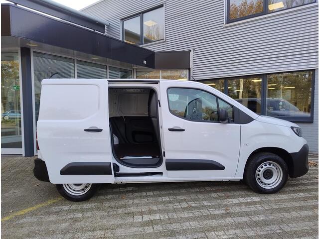 Peugeot PARTNER L1 1.5 BlueHDi 100pk | Achterdeuren met ramen | Raam in tussenwand | Houten vloer laadruimte | Multimedia | Apple Carplay | Android Auto | Achteruitrijcamera | Parkeersensoren achter | Digital cockpit | Stuurwielbediening