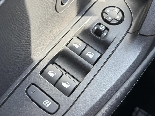 Peugeot e-2008 BWJ 2022 EV 136 PK Allure Pack 50 kWh CAMERA / APPLE CARP. / ANDROID AUT. CLIMA / NAVI / CRUISE / BLUETOOTH / PRIV. GLAS / ISOFIX / MULTIFUNCT. STUUR