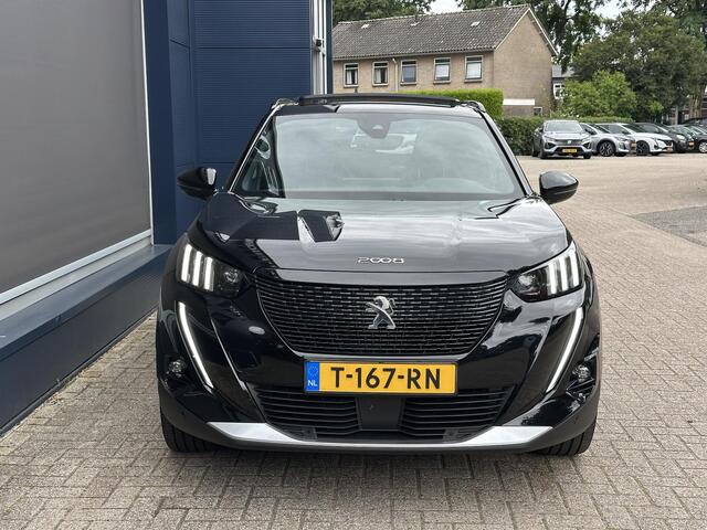 Peugeot e-2008 EV GT Pack 136 PK Automaat | 12-2022 Auto | Meest Complete Uitvoering | Glazen Schuif-Kanteldak | 18" Lichtmetalen Velgen | Navigatie | Alcantara Stoelen | Stoelverwarming | Climate Control | Adaptieve Cruise Control | Camera | Hoge Zitpositie |