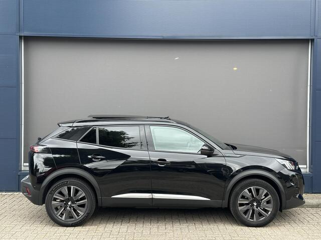 Peugeot e-2008 EV GT Pack 136 PK Automaat | 12-2022 Auto | Meest Complete Uitvoering | Glazen Schuif-Kanteldak | 18" Lichtmetalen Velgen | Navigatie | Alcantara Stoelen | Stoelverwarming | Climate Control | Adaptieve Cruise Control | Camera | Hoge Zitpositie |