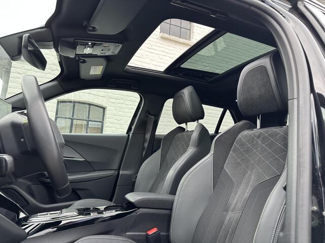 Peugeot e-2008 EV GT Pack 136 PK Automaat | 12-2022 Auto | Meest Complete Uitvoering | Glazen Schuif-Kanteldak | 18" Lichtmetalen Velgen | Navigatie | Alcantara Stoelen | Stoelverwarming | Climate Control | Adaptieve Cruise Control | Camera | Hoge Zitpositie |