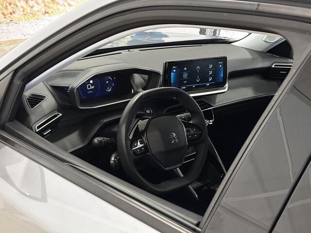 Peugeot e-2008 EV Allure Pack 50 kWh | Navigatie | Hoge instap | 3-Fase | 94,4% SOH
