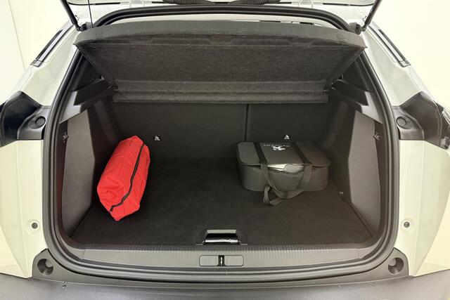 Peugeot e-2008 EV Allure 50 kWh 100% Elektrisch | Camera | Parkeersensor | Cruise Control | Airco | Navigatie | Licht Metalen Velgen | 1e eigenaar