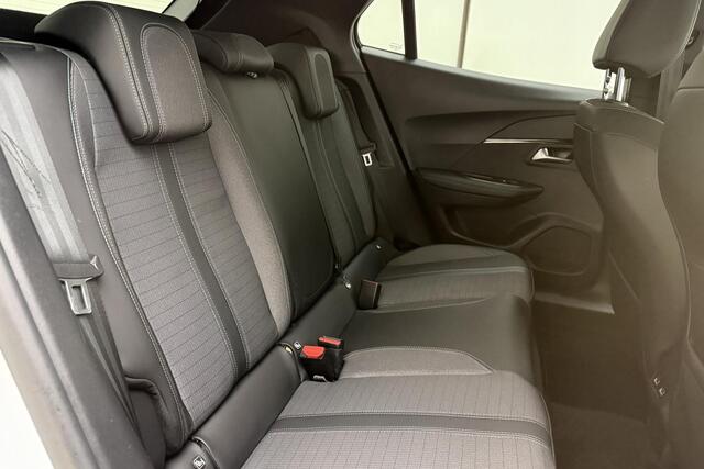 Peugeot e-2008 EV Allure 50 kWh 100% Elektrisch | Camera | Parkeersensor | Cruise Control | Airco | Navigatie | Licht Metalen Velgen | 1e eigenaar